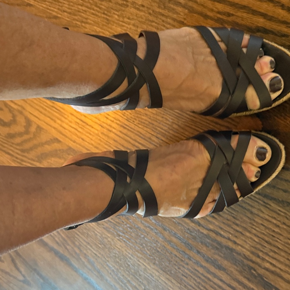 Charles David Brown Crisscross Sandals Rum Rum like new size 8